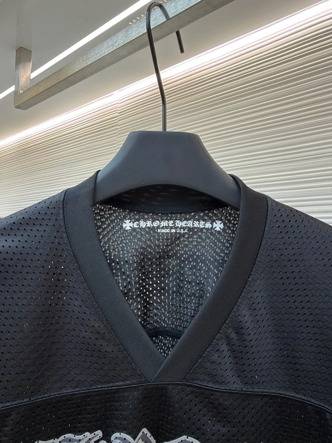 Chrome Hearts Mesh Jersey Short Sleeve ●Item No.: 1682417-A10 ●Material: Mesh Fabric ●Technology: Glue Printing ●Color: Black ●Type: Loose Fit ●Weight: About 305 Grams ●Size: S-M-L-XL ●Description: Customized Obsidian Star Mesh Cloth Cool, breathable and comfortable to the skin Because of its unique mesh structure, it can effectively discharge heat and moisture from the body. Mainly based on obsidian black. Give a deep sense of luxury. Western Gothic body text is embedded in the mesh gaps to control the visual focus. Unique V-neck design. Modify the neck line. Numbers are integrated into the ritual expression of rock and roll beliefs. Interpret faith with rebellion. Dare to be broken. Leading the rebellion, using imported bright golden paste printing. The printing has been modified three times with the film screen. Use glue liquid paint to print the pattern on the fabric. The fabric is baked to fix the printed pattern, and the fabric has been washed. It has better hand feel and texture. It is not easy to deform, not easy to shrink, not easy to fade Maintain long-lasting beauty. The overall wiring is straight and delicate, the fabric is comfortable and soft, and the color is consistent without color difference. It can be matched with the same style to create a fashionable look and control various occasions. Customized accessories, complete with three standards, same style for men and women!